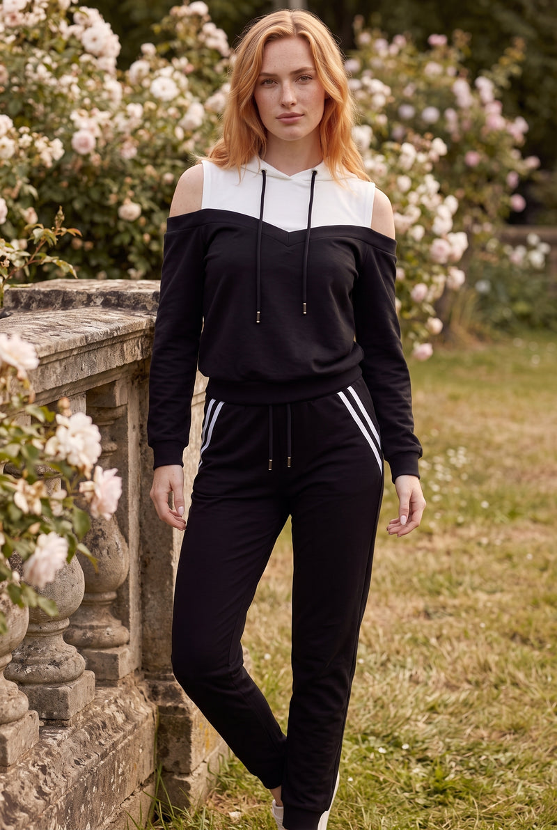 Schwarzes Set mit Kapuze und Cut-Outs