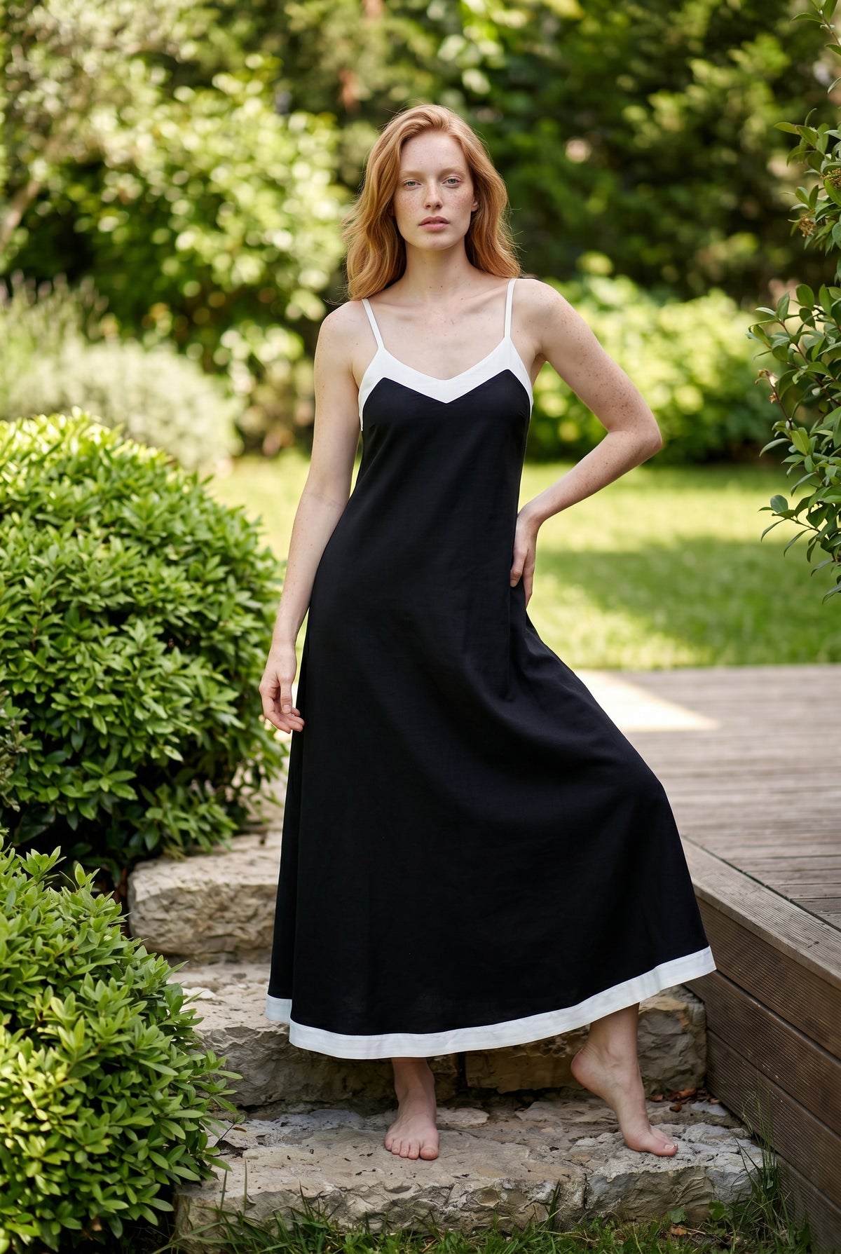 Schwarzes Maxikleid mit V-Ausschnitt und Trägern – Foto 4